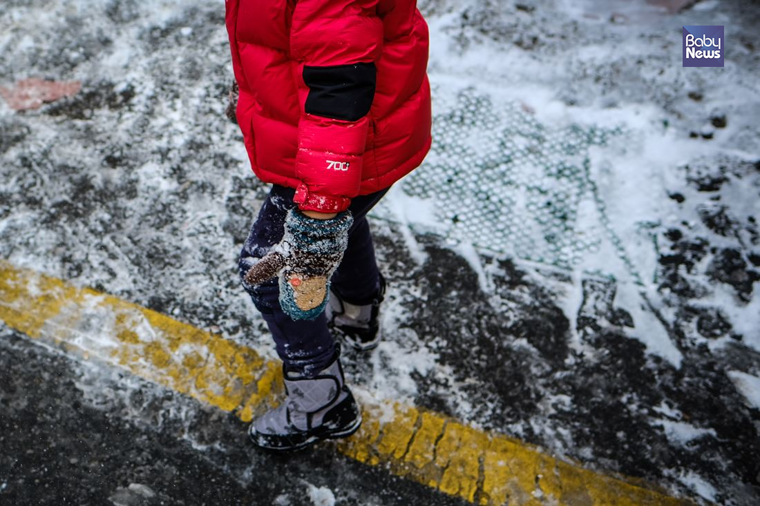 18일 오전 서울이 영하 8도까지 떨어지면서 막바지 한파가 기승을 부리고 있다. 어제 내린 눈을 만지며 아이들이 놀고 있다. 김재호 기자 ⓒ베이비뉴스