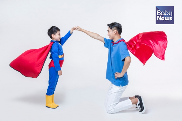 아이들은 슈퍼맨이 자신을 지켜줄 것이라 믿는다. 그 믿음이 있는 아이들은 심리적 불안에서 벗어날 수 있다. 아이들에게 아빠는 슈퍼맨이다. ⓒ베이비뉴스