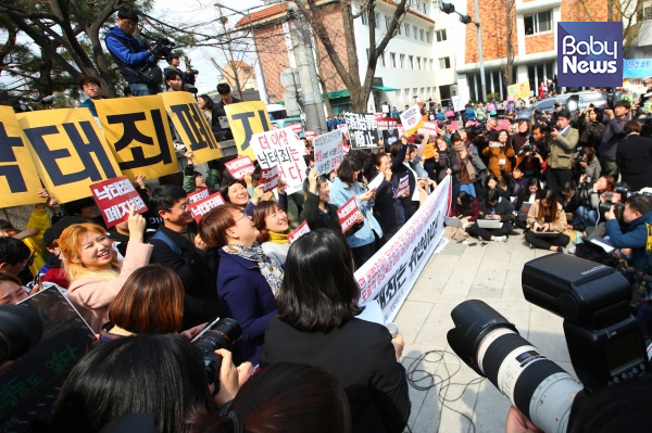 지난해 4월 11일 헌법재판소 앞에서 낙태죄 헌법불합치 판결이 나오자 환호하는 여성단체들. 김재호 기자 ⓒ베이비뉴스
