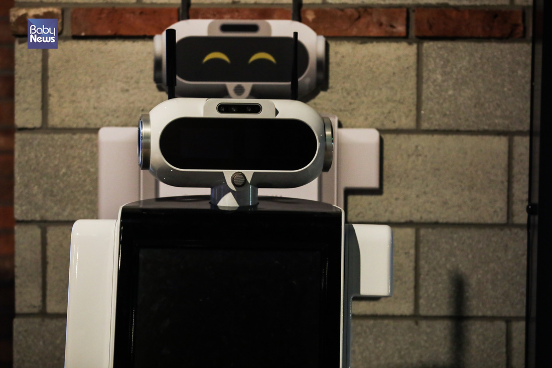 CGV 여의도에는 150㎝ 키에 귀여운 외형을 갖춘 체크봇은 자율 주행 로봇으로 직원 대신 고객에게 이벤트, 상영 시간표, 상영관과 화장실의 위치 등의 정보를 제공한다. 김재호 기자 ⓒ베이비뉴스 .