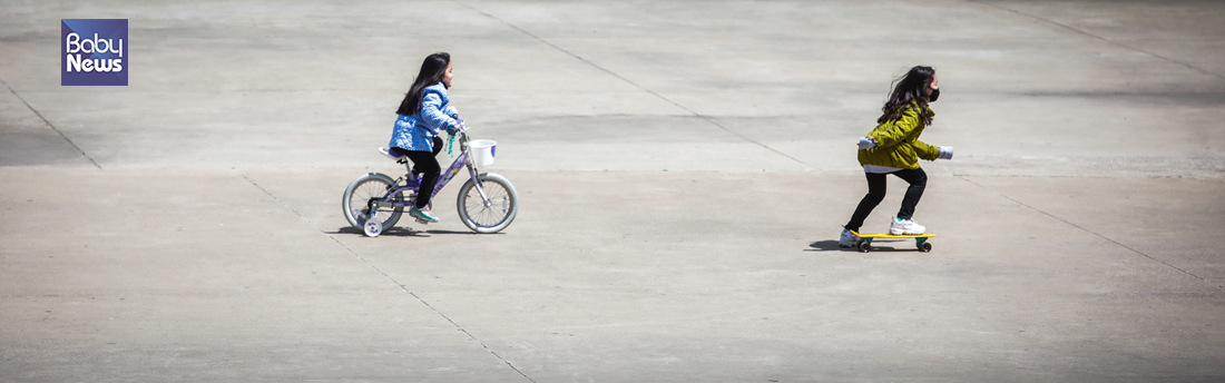 '같이 가~ 언니~' 한산한 공원에서 아이들이 스케이트와 자전거를 즐기고 있다. 김재호 기자 ⓒ베이비뉴스