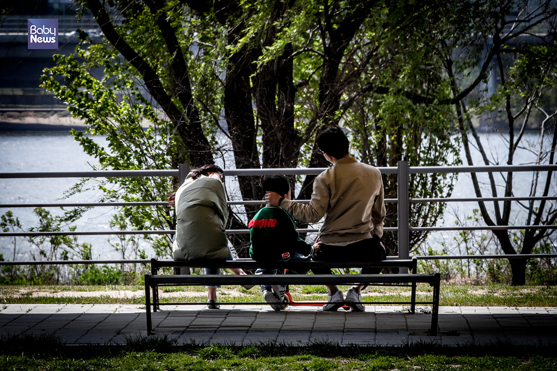 24일 이촌 한강공원에서 한 가족이 다정하게 벤치에 앉아 있다. 김재호 기자 ⓒ베이비뉴스