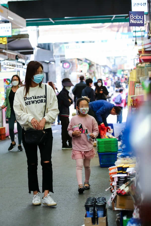 한 어린이가 엄마와 함께 서울 망원시장에서 장을 보고 있다. 서종민 기자 ⓒ베이비뉴스