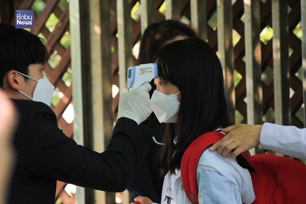 세륜초등학교 아이들이 학교로 들어가기 전 발열 검사를 진행하고 있다. 김재호 기자 ⓒ베이비뉴스