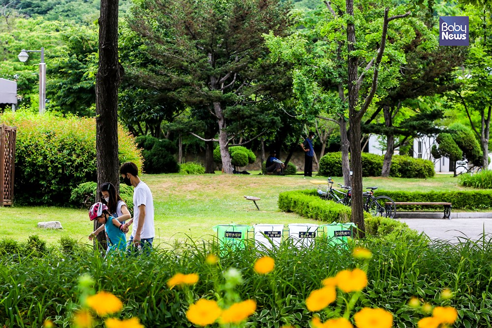 12일 오전 서울의 한 공원에서 엄마, 아빠가 아이에게 스케이트를 가르쳐주고 있다. 김재호 기자 ⓒ베이비뉴스