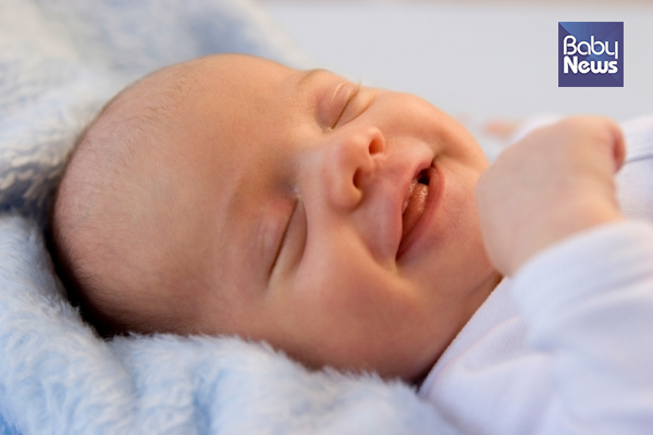 아기 재우는 방법은 많지만 원칙은 하나입니다. 재운 후에 눕히는 것이 아니라, 아기 스스로 졸려 할 때 눕혀 스스로 잠들 수 있게 하는 것입니다. ⓒ베이비뉴스