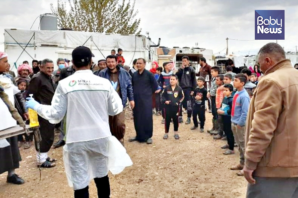 레바논 시리아 난민촌 거주 난민들이 밀알복지재단의 코로나19 긴급식량을 배분받기 위해 줄을 서 있다. ⓒ밀알복지재단