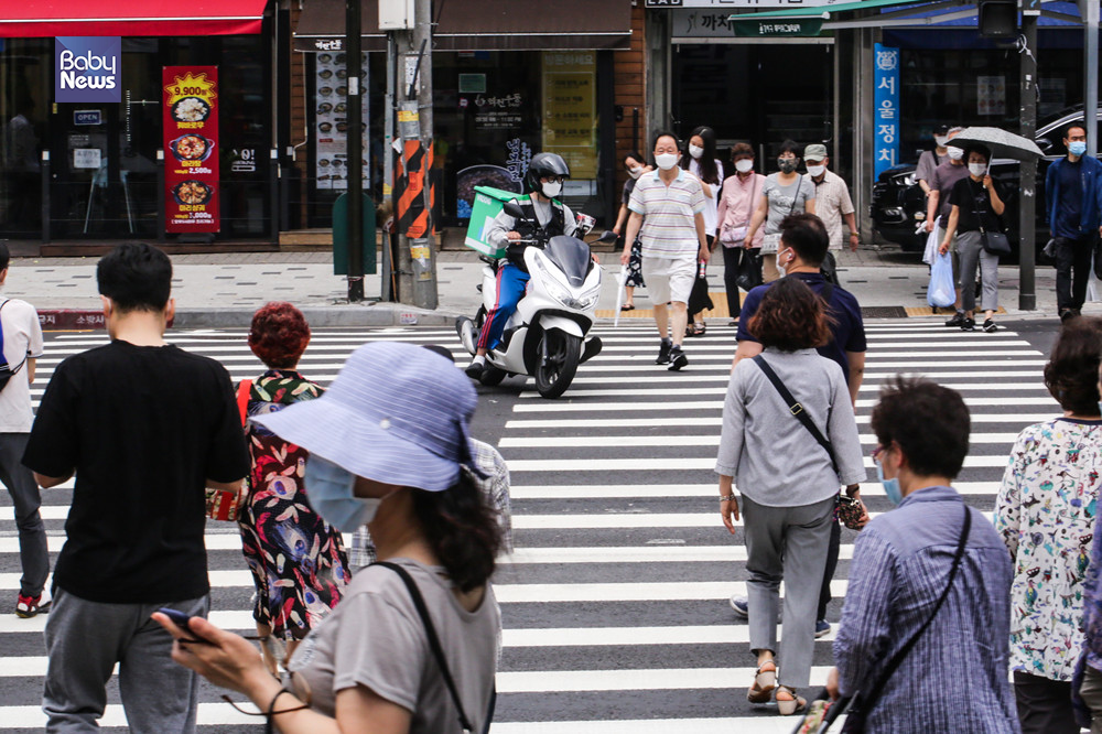 유동 인구가 많은 서울시 강서구의 한 사거리에서 배달 오토바이가 신호를 무시한 체 내달리고 있다. 김재호 기자 ⓒ베이비뉴스