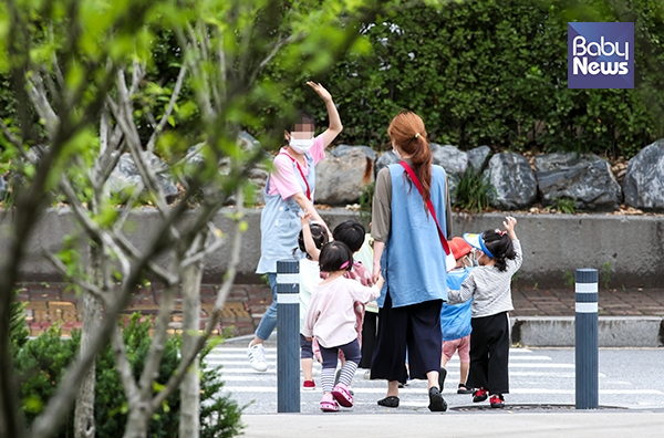 비 그친 14일 오전. 어린이집 아이들이 선생님과 함께 공원 산책을 하고 있다. 최대성 기자 ⓒ베이비뉴스