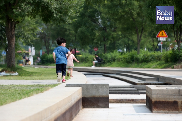 17일 오후 서울 여의나루 한강공원에서 아이들이 피아노 물길을 따라 뛰어가고 있다. 피아노 물길은 계속된 코로나19 유행으로 인해 운영이 중단된 상태다. 최대성 기자 ⓒ베이비뉴스