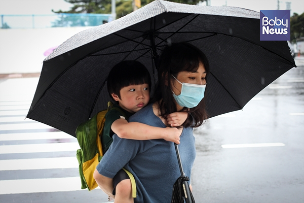 "엄마! 우산은 내가 들게." 6살 호진이가 가장 믿고 의지하는 엄마. 최대성 기자 ⓒ베이비뉴스