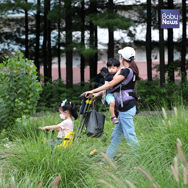 21일 오후 공원을 산책하는 엄마와 아이들. 최대성 기자 ⓒ베이비뉴스