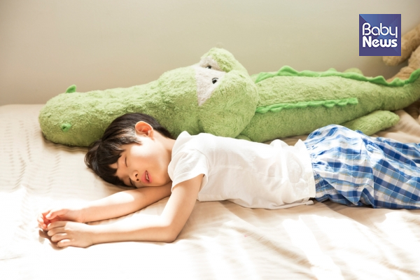 아이들은 피곤하고 배고플 때 짜증이 늘어난다. 수면 부족은 자율신경계에 불균형을 일으켜 과도한 각성 상태를 초래한다. 배가 고프면 호르몬이 교란돼 짜증이 날 수 있다. ⓒ베이비뉴스
