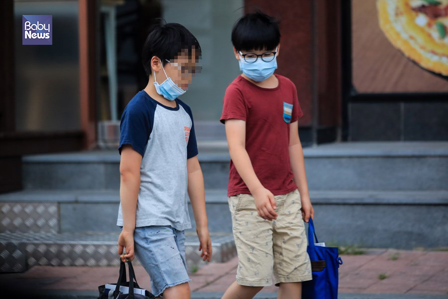 21일 오전 서울시 영등포구의 거리를 아이들이 걸어가고 있다. 한 아이는 날씨가 너무 더운지 잠시 마스크를 내리고 친구와 대화를 하며 걸어가고 있다. 김재호 기자 ⓒ베이비뉴스