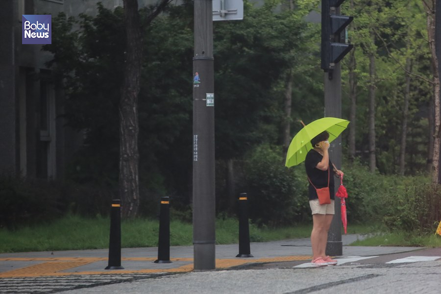 아이의 우산을 챙겨 나온 어머니. 김재호 기자 ⓒ베이비뉴스
