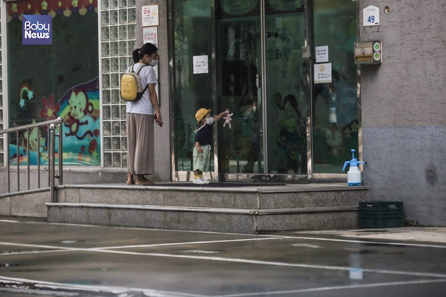 10일 오전 서울의 한 유치원 앞에서 부모가 아이를 데려다주고 바라보고 있다. 김재호 기자 ⓒ베이비뉴스