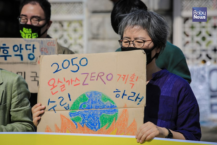 기후위기 비상행동 회원들이 국회 앞에서 피켓을 들고 기자회견을 함께하고 있다. 김재호 기자 ⓒ베이비뉴스