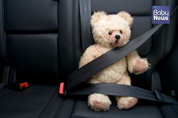 도로교통법에 따르면 자동차 승차 시 유아는 보호용 장구를 장착하고 안전띠를 매야 합니다 ⓒ베이비뉴스