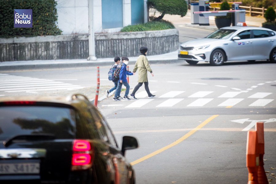 엄마의 손을 꼭 잡고 등교하는 아이들의 모습. 김재호 기자 ⓒ베이비뉴스