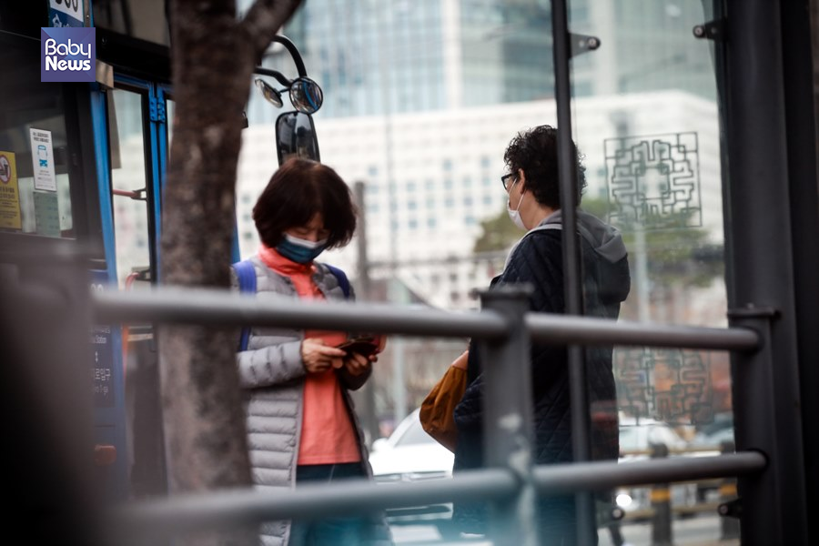 18일 버스정류장 앞에서 마스크를 쓴 시민들이 버스를 기다리고 있다. 김재호 기자 ⓒ베이비뉴스