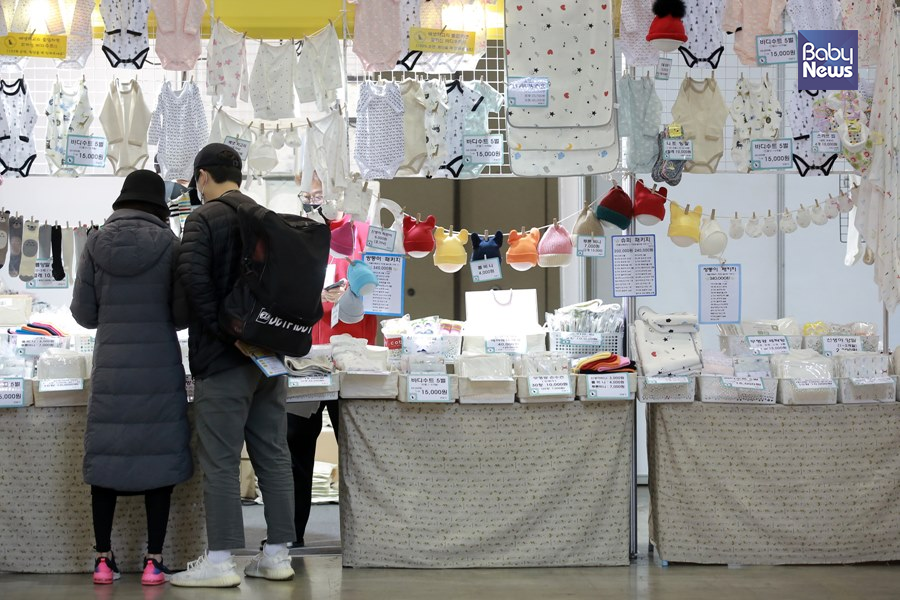 아기옷을 구매하기 위해 베이비엑스포를 찾은 시민들. 김재호 기자 ⓒ베이비뉴스