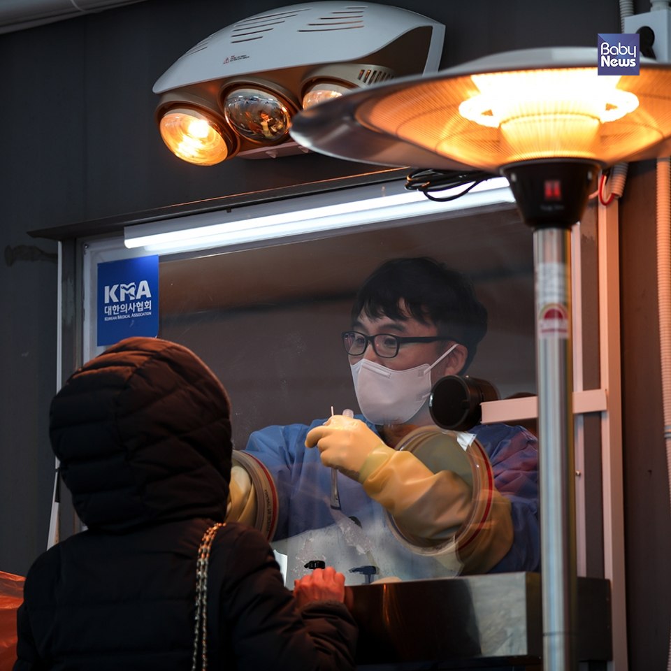 30일 오전 서울 시청 광장에 마련된 코로나19 임시선별검사소에서 한 의료진이 코로나 검사를 진행하고 있다. 최대성 기자 ⓒ베이비뉴스