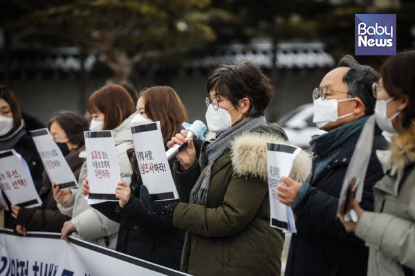 미혼모·한부모·입양인·아동인권 단체 열네 곳은 18일 오후 1시 서울 효자동 청와대 분수대 앞에서 "가히 경악할 만한 대통령의 인식을 보여주는 대목"이라고 말했다. 김재호 기자 ⓒ베이비뉴스