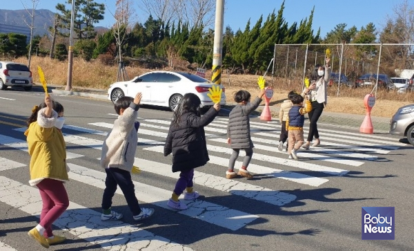 어린이들이 '노란색 엄마손 피켓'을 들고 교통안전교육을 받고 있다. ⓒ세이프키즈