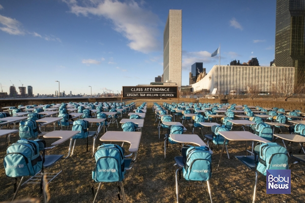 2021년 3월 2일 유니세프가 뉴욕 유엔본부 잔디광장에 설치한 빈 책상과 의자, 그리고 책가방. 코로나19로 등교가 중단된 전 세계 교육 현실을 상징하고 있다. ⓒ유니세프한국위원회