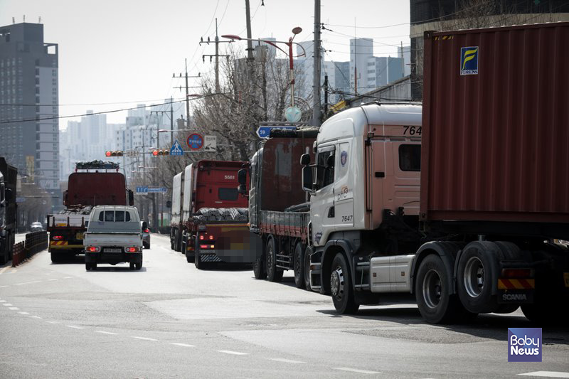 초등학교 앞 도로를 점령한 화물 트럭들. 김재호 기자 ⓒ베이비뉴스