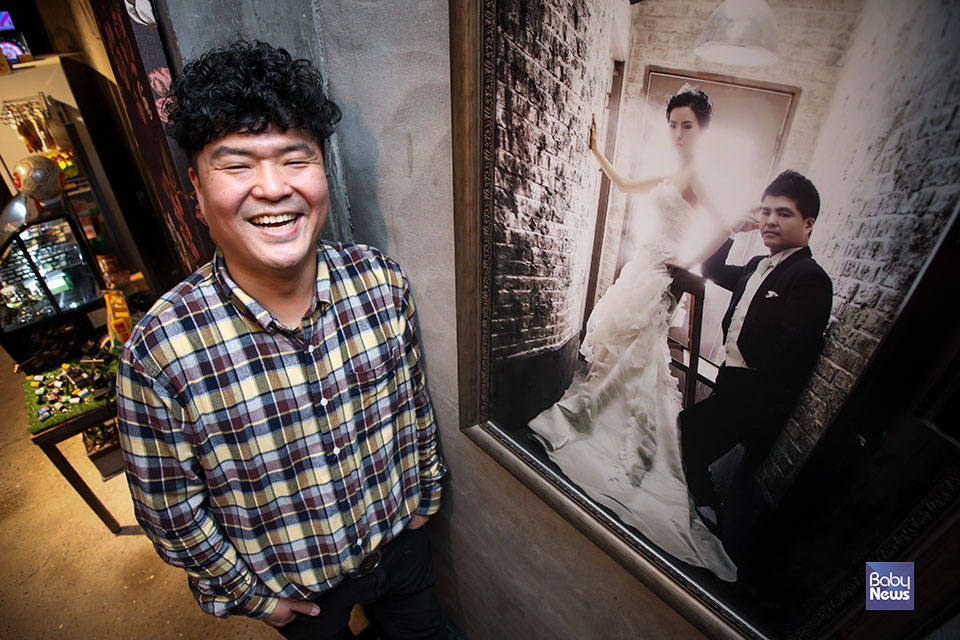 8년간 아빠를 꿈꿨던 남편 조호상 씨를 만났다. 그가 운영하는 매장 카운터 벽면에는 10년 전에 찍은 결혼식 사진이 걸려있었다. 최대성 기자 ⓒ베이비뉴스