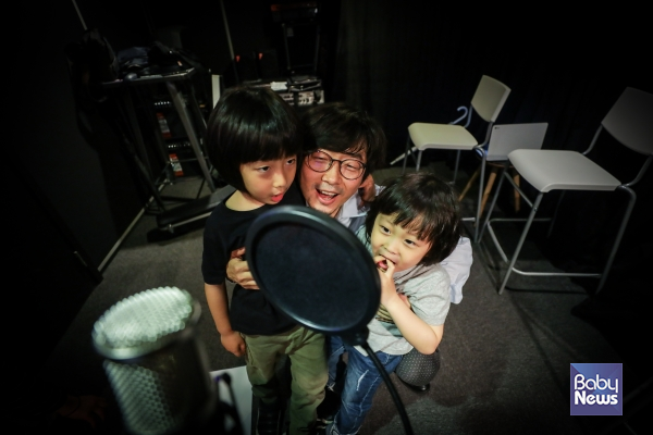 지난달 15일 오후, 서울시 압구정동의 한 녹음 스튜디오에서 다섯 살 성현이와 일곱 살 성빈이는 아빠와 ‘염소 4만 원’ 노래를 부르고 녹음을 하고 있다. 김재호 기자 ⓒ베이비뉴스