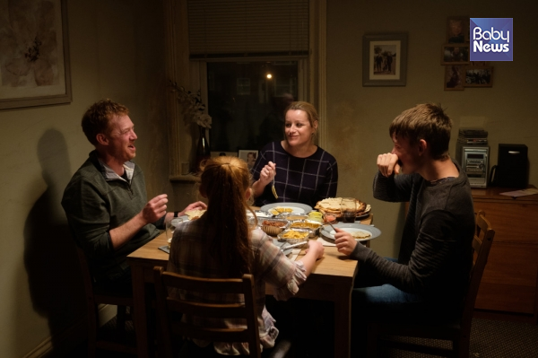 네 가족이 한 데 모여 행복한 장면은 이 장면이 유일하다. 함께 저녁 식사를 하는 것조차 힘들어진 리키 가족. ⓒ영화사진진