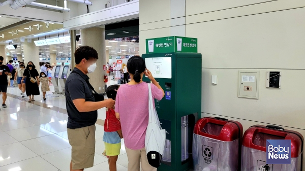 여행중 다회용컵을 사용한 관광객이 제주공항에서 설치된 무인 반납기에 컵을 반환하고 있다. ⓒ김재원
