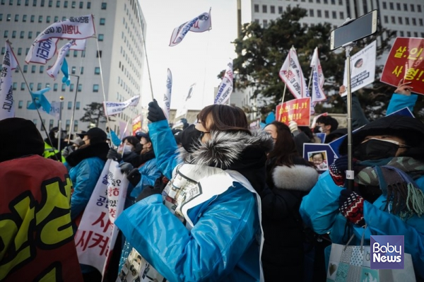 지난 2월 17일 양천 입양아동 사망사건 2차 공판이 열린 서울남부지방법원 모습. 많은 시민들이 양부모를 엄벌에 처해 달라고 재판부에 요구했다. ⓒ베이비뉴스