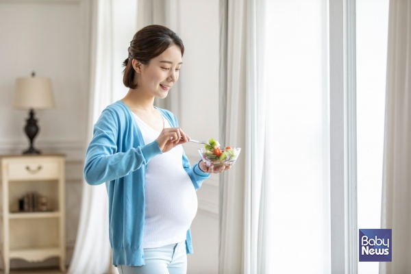 임신 중 식습관이 중요한 이유는 임신부와 태아 모두에게 균형 있고 풍부한 영양 공급이 필요하기 때문입니다. 임신부는 호르몬과 신체 변화를 겪느라 쉽게 지치기 쉬운 데다가 태아의 경우 성장 발달에 반드시 필요한 영양소를 공급받아야 하기 때문에 이를 위해 건강한 식습관을 유지해야 합니다. ⓒ베이비뉴스