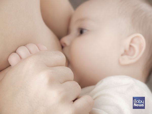 모유먹는 아기는 분유먹는 아기보다 작을까? 이 주제로 연구한 결과가 9일 발표됐다. ⓒ베이비뉴스