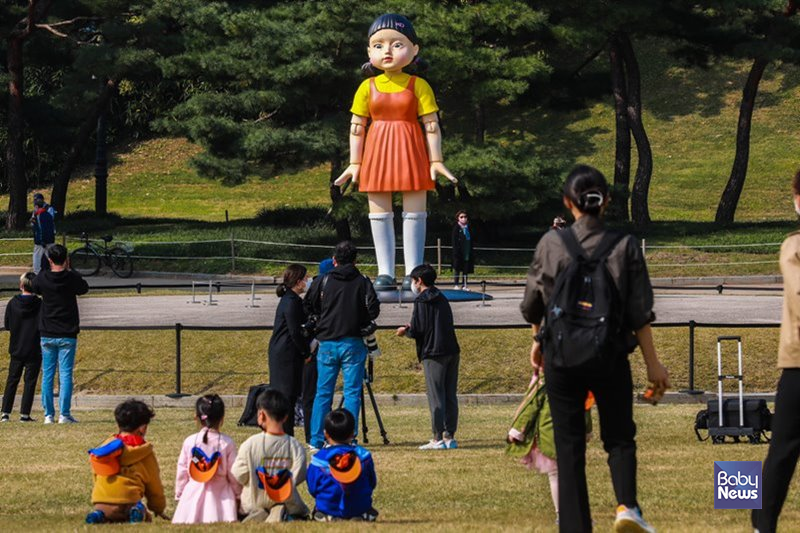 넷플릭스 오리지널 '오징어 게임' 속 로봇 영희 모형이 설치되어 있는 공원. 김재호 기자 ⓒ베이비뉴스