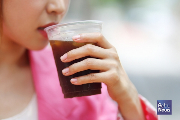 올해 6월 10일부터 커피나 음료 등을 1회용 컵에 테이크아웃하면 300원의 보증금을 내야 한다. ⓒ베이비뉴스