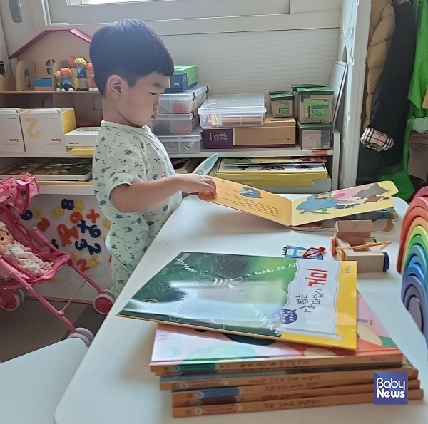 책을 읽는 아이 모습. ©김은정