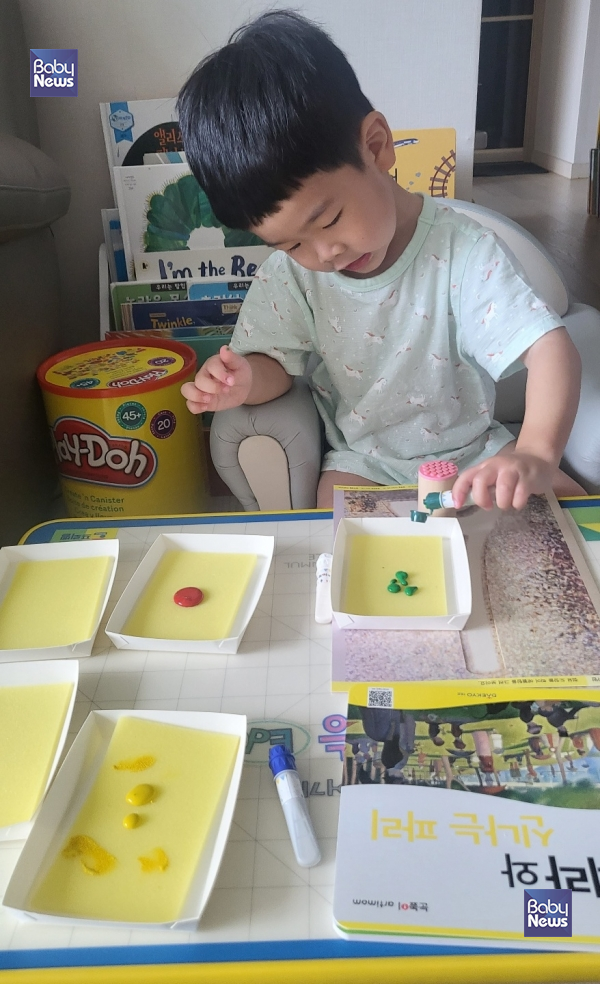 아이가 독후 활동으로 공간적 지능을 발달시킬 수 있는 그림 그리기를 하고 있다. ©김은정