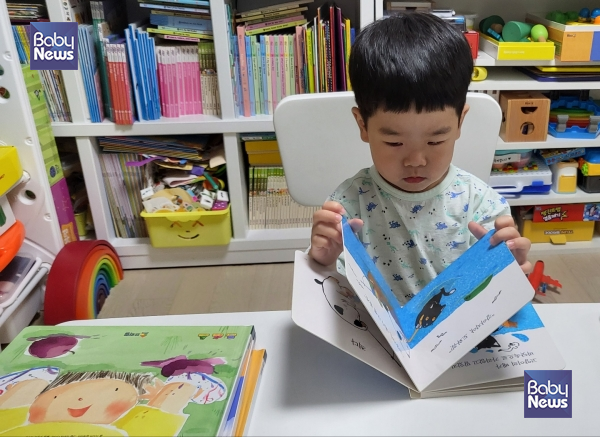 책을 읽고 있는 아이. ©김은정