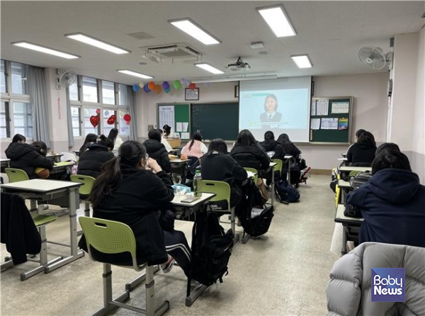 한성여중에서 실시한 찾아가는 인구교육 모습. ⓒ인구보건복지협회 서울지회