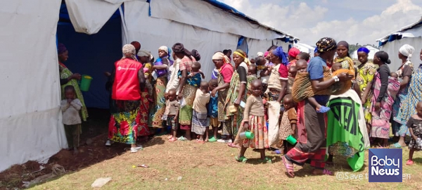 우간다 남서부 지역 냐카반데 난민경유센터에서 식량과 물자수령 기다리는 여성과 아동들. ⓒ세이브더칠드런