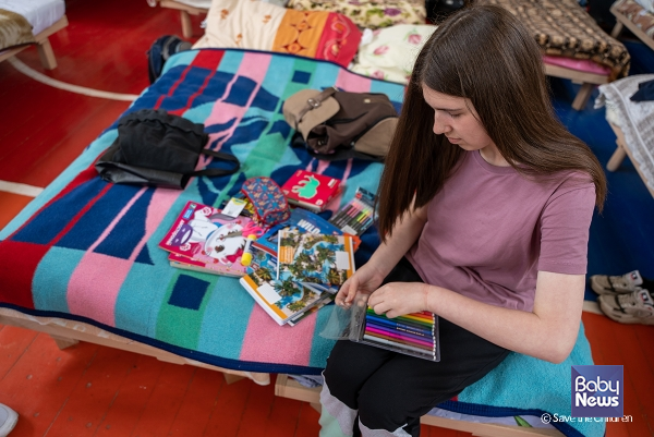 우크라이나의 한 아동이 세이브더칠드런이 지원한 학용품을 살펴보고 있다. ⓒ 세이브더칠드런