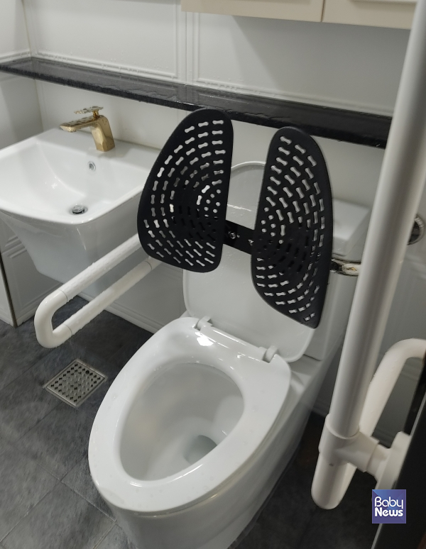 남아전용쉼터 내부 장애인 편의시설이 설치된 화장실. ⓒ강북구