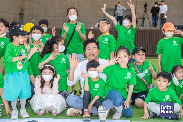 지난해 어린이날 어린이대공원을 방문한 오세훈 서울시장과 어린이들의 모습. ⓒ서울시
