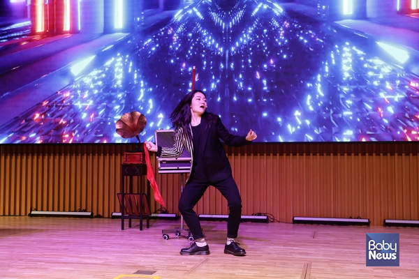 마술전문기업 브이매직엔터테인먼트 소속 마술사가 춤추는 디스크 마술을 선보이고 있다. 이효상 기자 ⓒ베이비뉴스