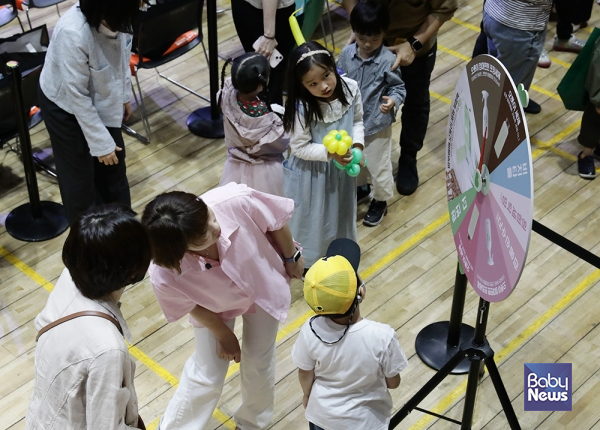 꽝 없는 룰렛돌리기 행사를 진행하고 있는 유아용품 브랜드 밤부베베. 이효상 기자 ⓒ베이비뉴스
