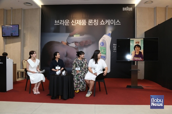 종지부부 장은지 씨의 시어머니가 보내온 영상편지를 함께 시청하고 있는 토크쇼 참가자들. 이효상 기자 ⓒ베이비뉴스